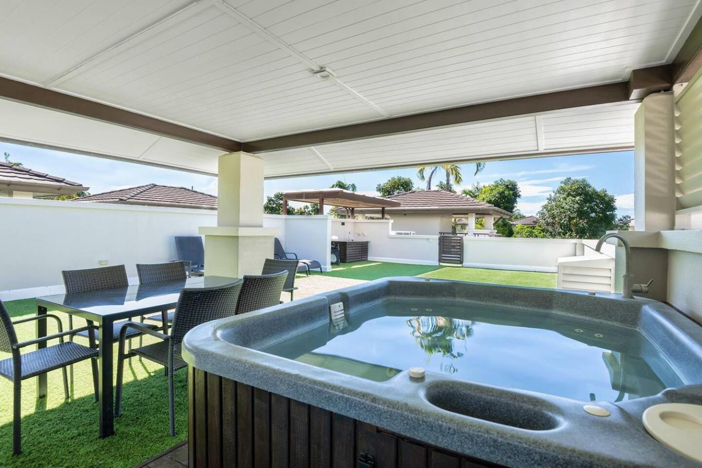 Rooftop Tranquility At Stunning Temple Apartment Port Douglas
